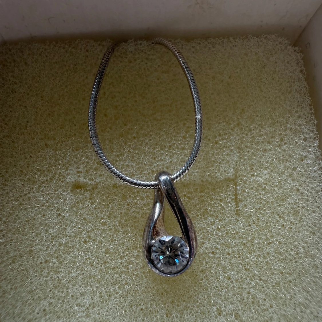 Silverhalsband med droppformad kristall