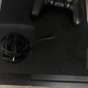 PlayStation 4 - Sony PlayStation 4 med en original handkontroll och strömkabel. Konsolen är i gott skick med mindre ytslitage, fullt fungerande och redo för spel. Perfekt för dig som vill ha en pålitlig spelkonsol med klassiska PS4-funktioner.