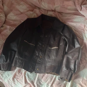 70tals skinnjacka - Brun 70 tals jacka i storlek ca S. Otroligt cool och i mycket bra skick, men den är tyvärr inte riktigt min stil längre. 