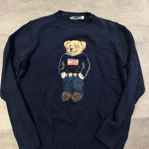 RALPH LAUREN POLO BEAR HOODIE - RALPH LAUREN HOODIE | Storlek M på tagen men passar även S | Den är i nyskick med prislapp! | Fraktar direkt vid köp!