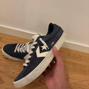 Converse CONS blå sneakers mocka - Säljer ett par Converse CONS sneakers i mörkblå mocka | med vita detaljer och snörning. Skorna har klassisk stjärnlogga på sidan vita sulor och en brun undersula med storleken Eu 42,5 Skorna är i ett väldigt bra skick och kan också fräscha upp de innan jag skickar 🤝