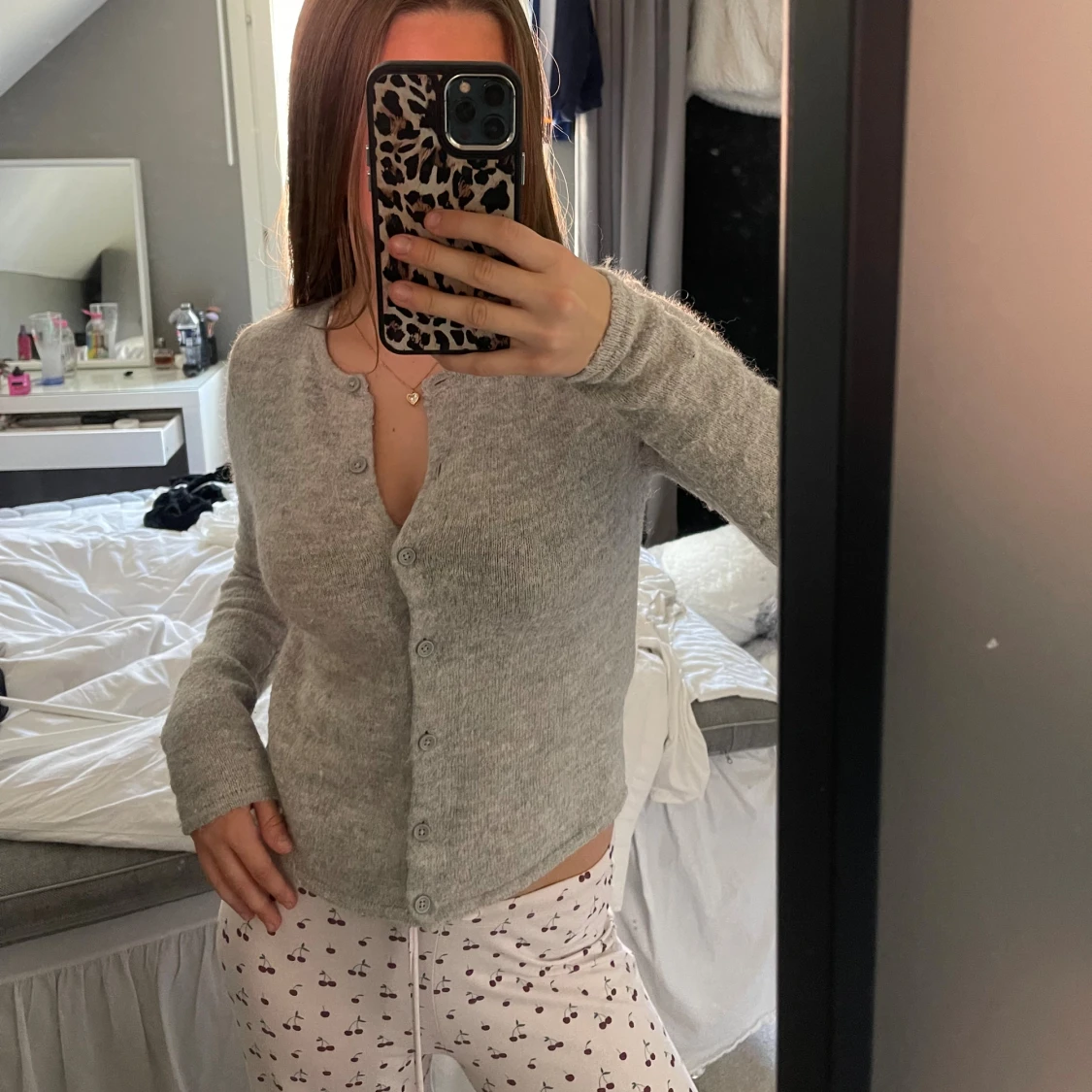 Grå stickad kofta från Gina Tricot