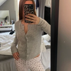 Grå stickad kofta från Gina Tricot - Mysig grå stickad kofta från Gina Tricot i storlek XS🤍