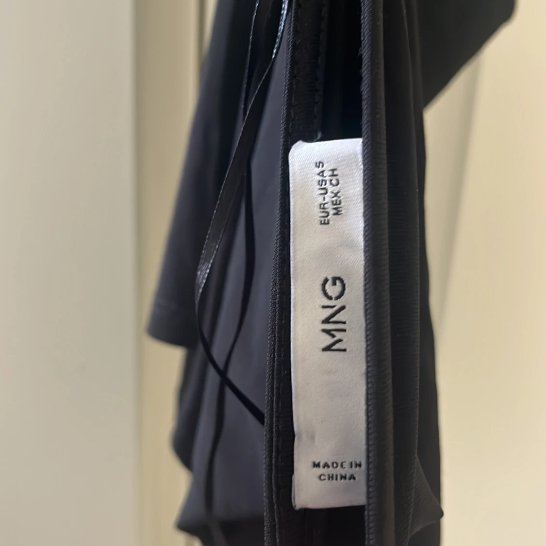 Svart festtopp med glittriga band från MNG - 3