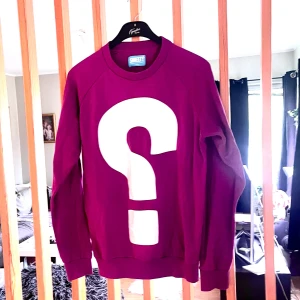 Retro/ vintage sweatshirt- Sweets SKTBS- strl L- Skejtarmärket från Trollhättan  - Sällsynt fynd för skate- och modeentusiaster!  Den här tröjan är en klassiker från Sweet SKTBS (kallades Sweets) som var ett ikoniskt svenskt märke som grundades i Trollhättan 1999.  Den här lila tröjan är från deras tidigaste kollektioner och har blivit ett eftertraktat samlarobjekt inom retro- och skatekulturen. En enkel design med ett stort vitt frågetecken som nästan blev märkets signum. Den har alla egenskaper som utmärker den som tex en kul text på skötseletiketten.  Mycket bra skick!