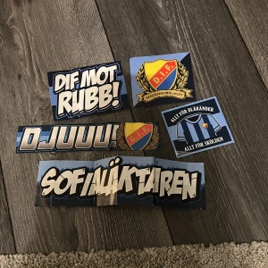 DIF Mot Rubb! (klistermärken) - Samling coola klistermärken för Djurgårdens IF-fans! Perfekt för dig som älskar fotboll, supporter-kultur och vill visa ditt stöd för Blåränderna. Sätt dem på datorn, mobilen eller skateboarden och visa vilket lag du håller på!