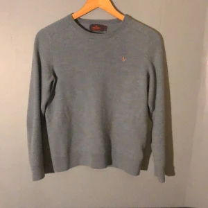 Blå morris tröja - Fet stickad tröja från Morris som ser grå ut i ljuset men egentligen är turkos. Den är krympt från L till xs men är fortfarande väldigt symmetrisk. Den har några små hål i krage och arm se bilder 3 4 5 därefter det bra priset. Passar nog någon runt 160- 165 skriv för mått