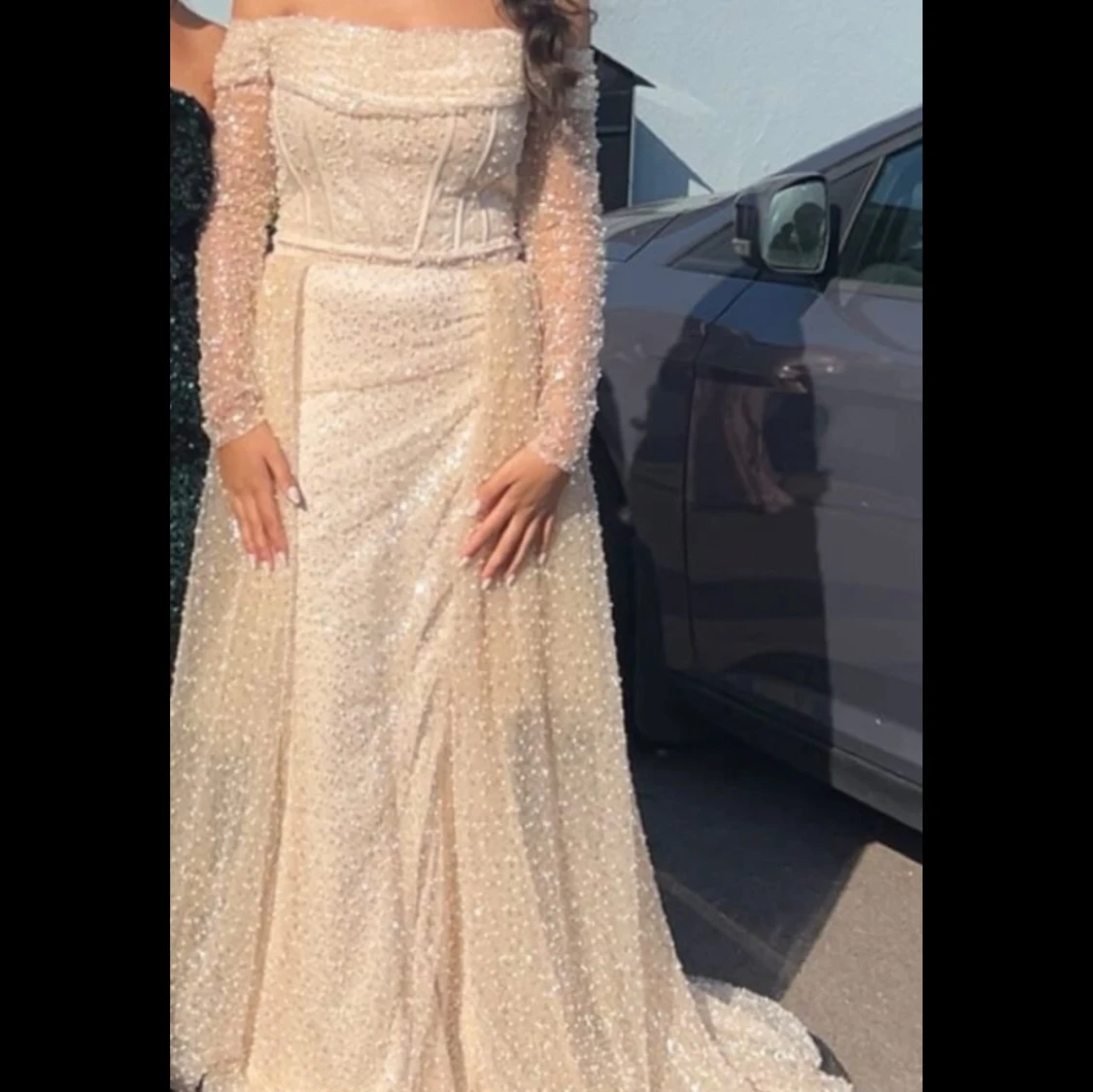 Champagnefärgad glittrig festklänning 