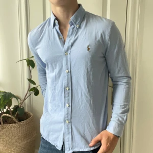 Ralph Lauren skjorta L Knit Oxford  - Ralph Lauren skjorta L Knit Oxford , inga defekter! Modellen är 180,75 kg sitter bra på honom! 