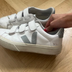 Veja sneakers med kardborreband - Superfina sneakers från Veja🌸 skorna är inte jätteanvända egentligen men pågrund av att de är vita så har de blivit smutsiga. 