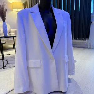 Kavaj - Elegant damkavaj till salu. Klassisk modell, bekväm passform och passar både till vardag och fest. Passar som oversize modell. Fint skick. 