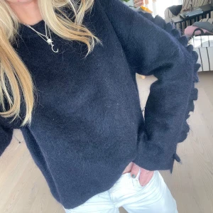 Mörkblå arket tröja med detalj - Jätte fin och trendig mörkblå tröja med detalj på ärmarna från Arket!!