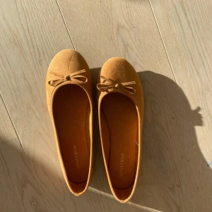 Bruna ballerina skor🙌🏼 - Såå söta bruna ballerina skor från Anna Field❤️ Helt oanvända i strl 39
