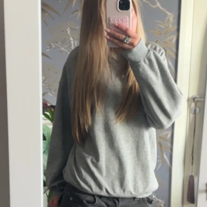 grå tjocktröja från HM divided  - jätte fin grå tjocktröja från hm divided! köpt för länge sen men bara använd ett få antal gånger men man ser tecken på användning!🩷storlek xs 