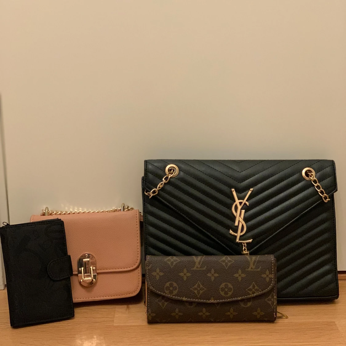 Svart YSL axelväska med guldkedja - 1