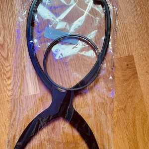 Svart perukställ  - Svart perukställ perfekt för ha koll på perukerna