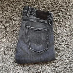 Replay anbass jeans - Säljer dessa feta replay anbass jeansen med slitningar!⭐️Skick : 9,5/10!🙌 Storlek = W31/L32!🤝Hör gärna av er om ni har funderingar!👍