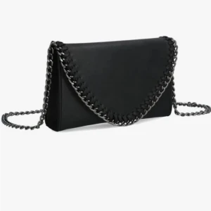 Svart kuvertväska med kedjedetalj Tiamo - Stilren svart kuvertväska från Tiamo med snygg silverfärgad kedja runt locket och som axelrem. Väskan har en slät yta och är tillverkad i skinnimitation. Perfekt för dig som vill ha en edgy accessoar med coola detaljer.