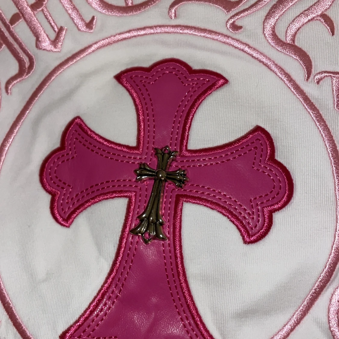 Vit Chrome Hearts t-shirt med rosa kors - 4