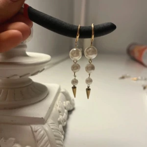 Guldiga örhängen med pärlor och spikes -  Egengjorda , Rostfritt stål, 6cm