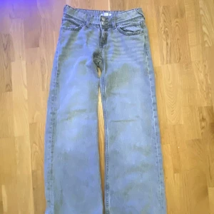 Gråa wide jeans från Gina Tricot - Gråa jeans från Gina Tricot i modell med raka och vida ben. I bra skick.