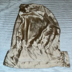 Beige festtopp i glansigt tyg - Beige festtopp i glansigt tyg