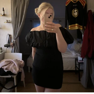 Vit Klänning Zara - Superfin helt oanvänd klänning från Zara i storlek L. Prislappen är kvar, nypris 299kr💕OBS den är vit, hade bara bild på en likadan svart☺️