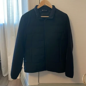  Cardigan  - En jätte fin Zara cardigan som passar bra 👍 till alla årstider. Ny pris runt 600-700kr och den är typ aldrig 🙅‍♂️ använd. Pris kan diskuteras via intresse 👍