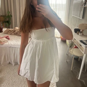 Vit mini klänning med shorts Pull&Bear - Supersöt vit kortklänning från Pull&Bear med shorts inbyggda!!🩷🩷perfekt för studenten!! aldrig använd