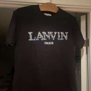 Lanvin x gallery dept t-shirt  - Svart t-shirt från Lanvin med färgglad grafisk logga på bröstet och texten 'PARIS' under. Jättefint skick 