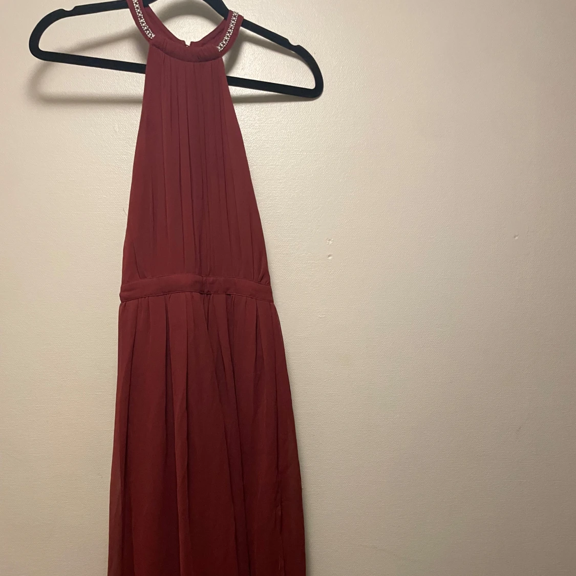 Vinröd långklänning med pärldetaljer EVE - 4