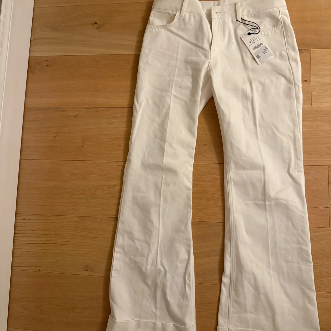 Vita bootcut jeans från Zara - 2