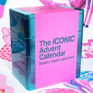The ICONIC Advent Calendar  SÖKESSSS - Snygg adventskalender i metallicblå och rosa med flera sminkprodukter från ICONIC. Kalendern innehåller olika överraskningar inom makeup, perfekt för dig som vill testa nya produkter. Boxen är fyrkantig och har en modern design.