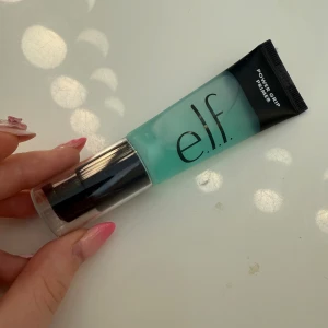 e.l.f. Power Grip Primer 24ml - Säljer en e.l.f. Power Grip Primer i en snygg transparent tub med svart lock. Primern är ljusblå och kommer i en praktisk pumpflaska på 24 ml. Perfekt för att få sminket att sitta hela dagen och ge en jämn bas.