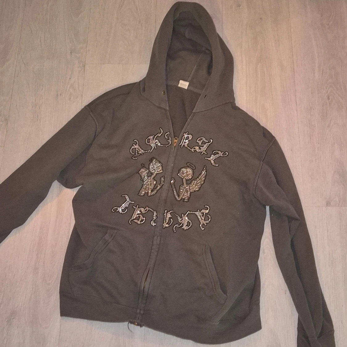 Mörkgrå hoodie med ängeltryck - 1