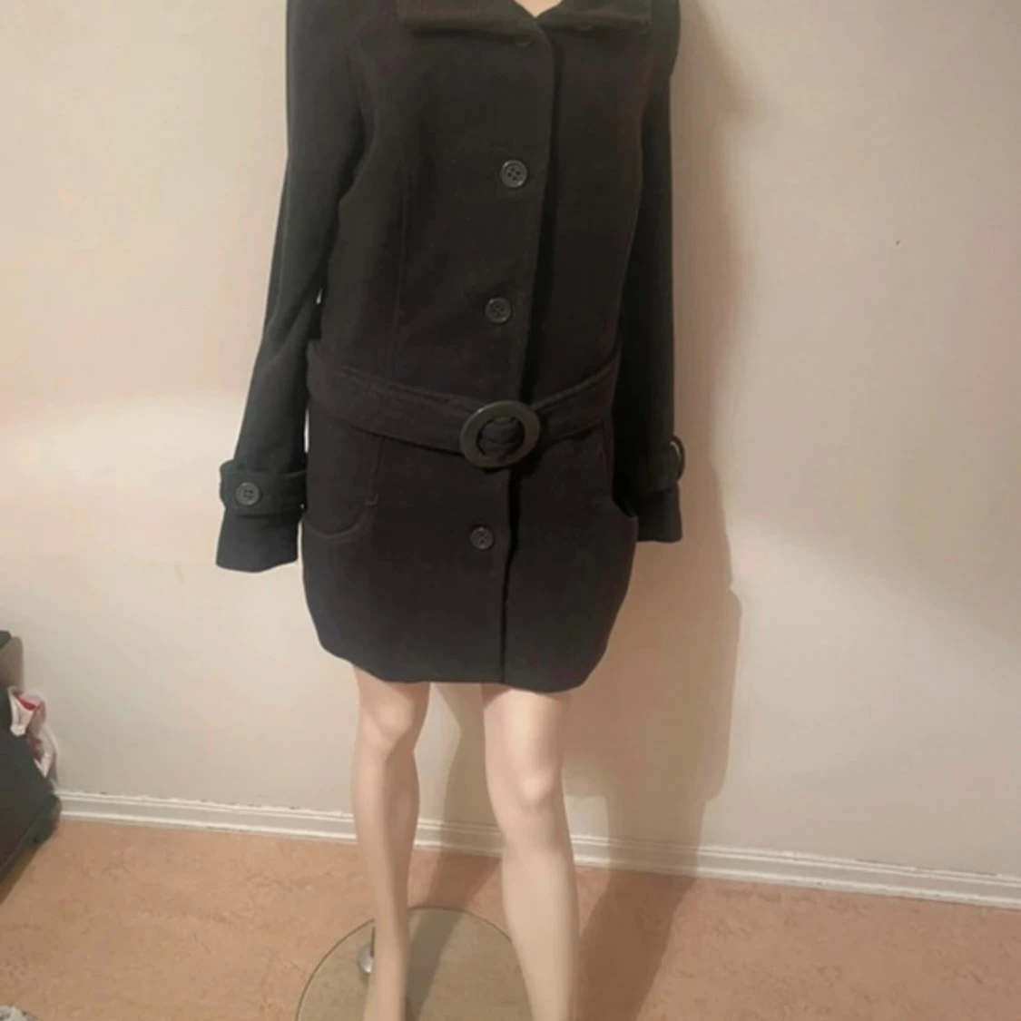 Svart kappa med bälte och knappar