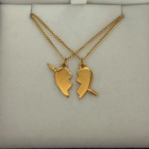 Maria Nilsdotter ”You and Me” inspirerat halsband - Aldrig använda, 18K guldpläterade och tillverkade i rostfritt stål. Kedjornas längd är  40+5 cm och nickelfria. Om du har fler frågor, tveka inte att höra av dig 🤗