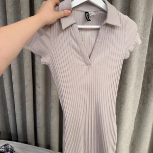 Klänning stickad beige - Oanvänd, står S men är mer som en XXS/XS