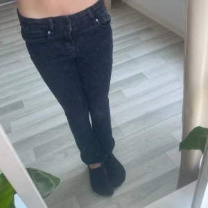 Svarta bootcut jeans från 157, stl 130 - Snygga svarta jeans från 157 i storlek 130. Modellen har bootcut-ben och klassisk femficksdesign. Säljer då de är för små