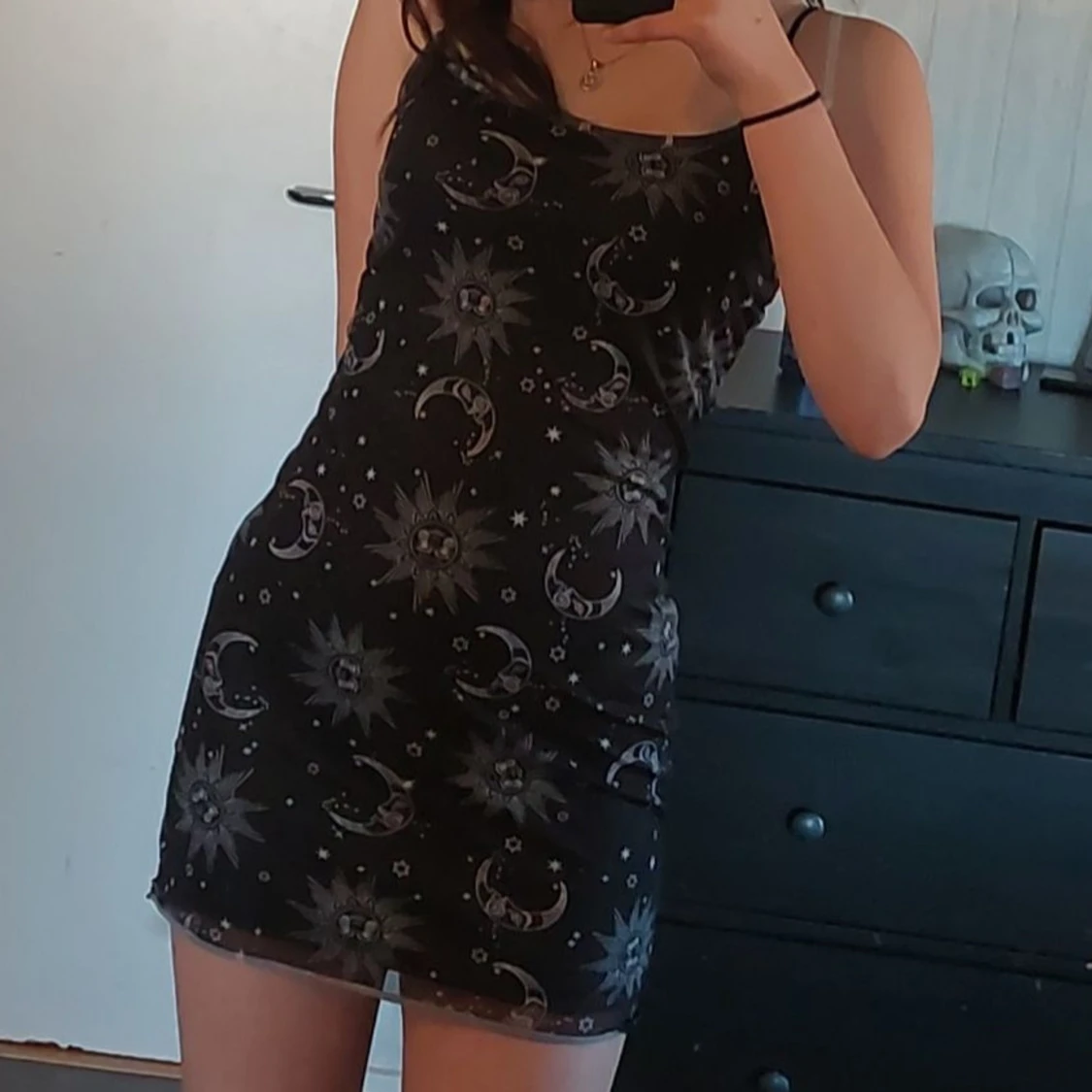 Svart kort klänning med sol- och måntryck - 3