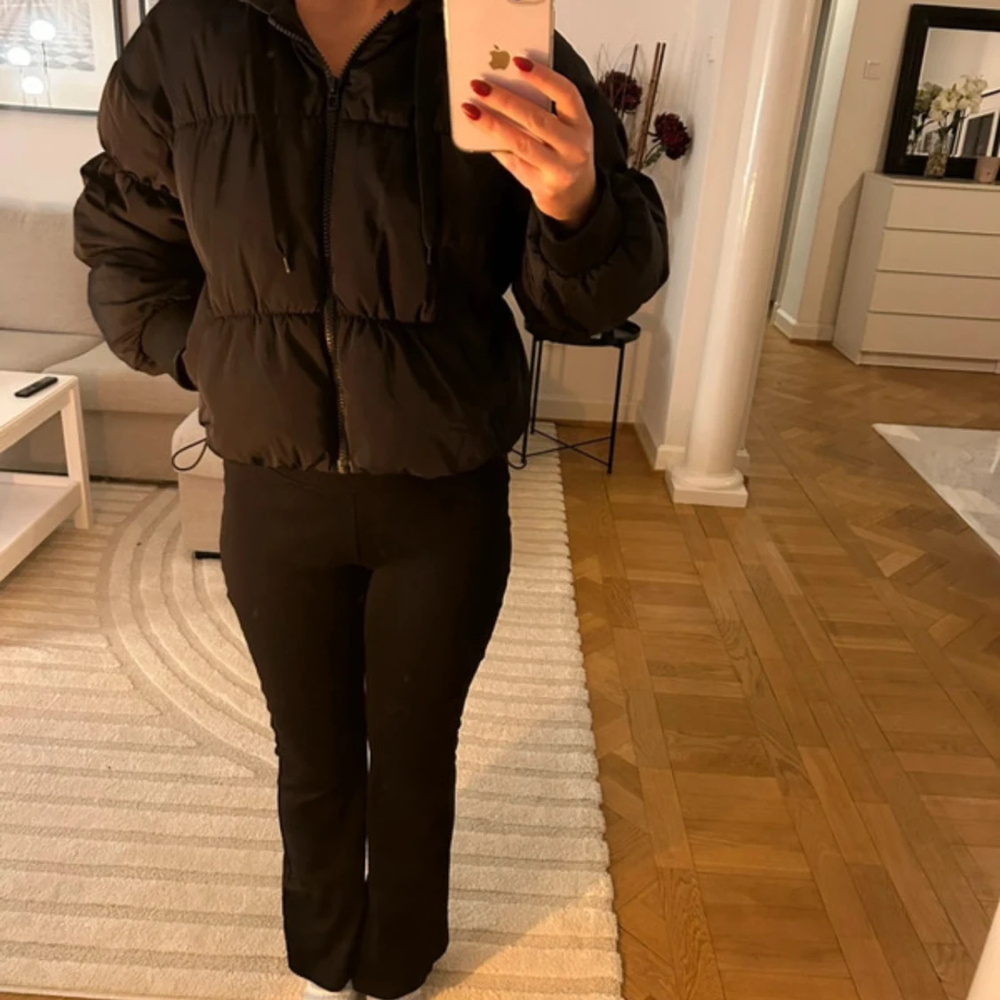 Svart croppad pufferjacka med huva