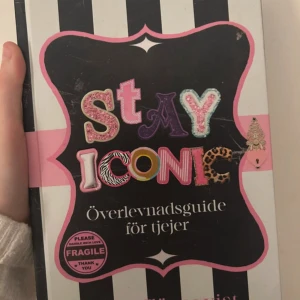 Tilda Törnqvist bok med autograf  - En inspirerande och peppande överlevnadsguide för tjejer, fylld med tips och motivation för att våga vara sig själv och stå ut från mängden. Perfekt för unga som vill hitta sin egen väg och stärka sitt självförtroende. 