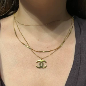 Guldigt halsband med logga - Oanvänt 