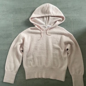 Rosa stickad tröja från Gina Tricot  - Rosa stickad tröja från Gina Tricot i storlek 158/164, nästan oanvänd.