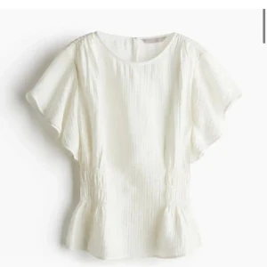 Vit blus - Säljer denna snygga vita blus❤️ slut såld