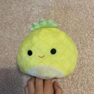 Flip a mallows - ananas & lyxig Hawaii drink - En liten squishmallow/flip a mallow i två olika gose djur. Ananas och lyxig hawaiidrink i bra skick. (Inte använt)