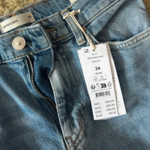 Mid blue straight jeans från Gina tricot - Aldrig använda, raka/lite utsvängda längst ner! Lappar kvar! Pris kan diskuteras vid snabb affär!