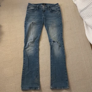 Blå bootcut jeans från LTB W27 L34 - Snygga blå lågmidjade jeans från LTB, modell Valerie, med bootcut och hål💕Storlek W27 L34. Väl använda men fortfarande bra skick! 