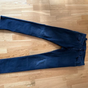 Mörkblå jeans från Handpicked, stl 32 - Snygga svarta jeans från Handpicked. Jeansen har en smal passform med raka ben och är tillverkade i mjukt bomullstyg med stretch. Skick 9/10 och storlek 32/32.