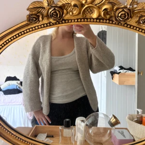 Beige stickad kofta i oversized modell - Mysig beige stickad kofta med lös passform och långa ärmar👛👛